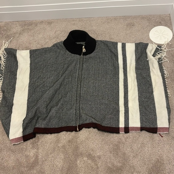 Suzy sheir Plaid wool blend Poncho with zipper - Picture 2 of 14